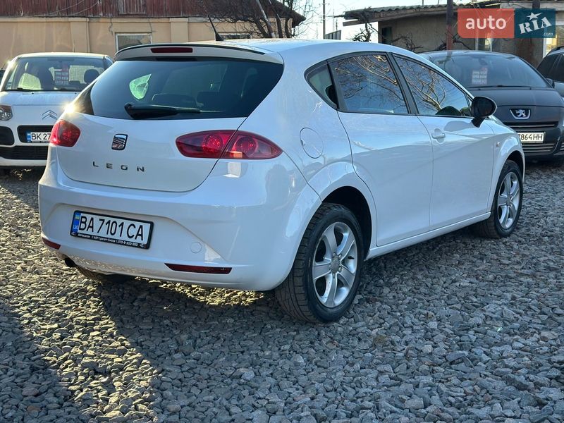 Хэтчбек SEAT Leon 2011 в Смеле