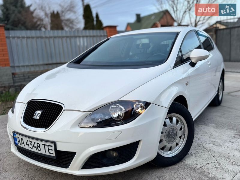 Хетчбек SEAT Leon 2011 в Вишневому фото Хетчбек SEAT Leon 2011 в Вишневому