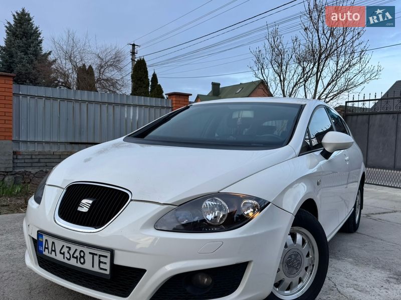 Хетчбек SEAT Leon 2011 в Вишневому фото 5 Хетчбек SEAT Leon 2011 в Вишневому