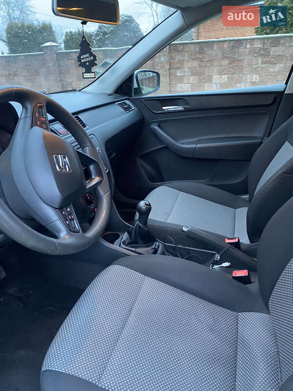 Хэтчбек SEAT Toledo 2013 в Остроге