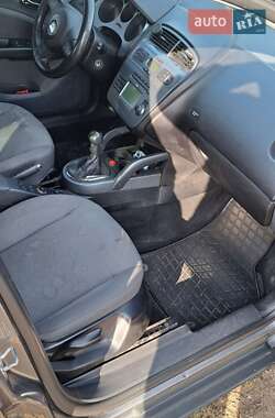 Хэтчбек SEAT Toledo 2006 в 