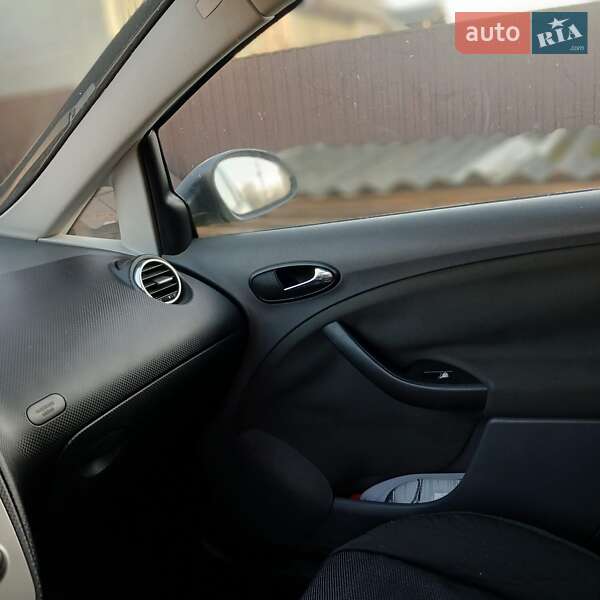 Хэтчбек SEAT Toledo 2004 в Жовтанцах