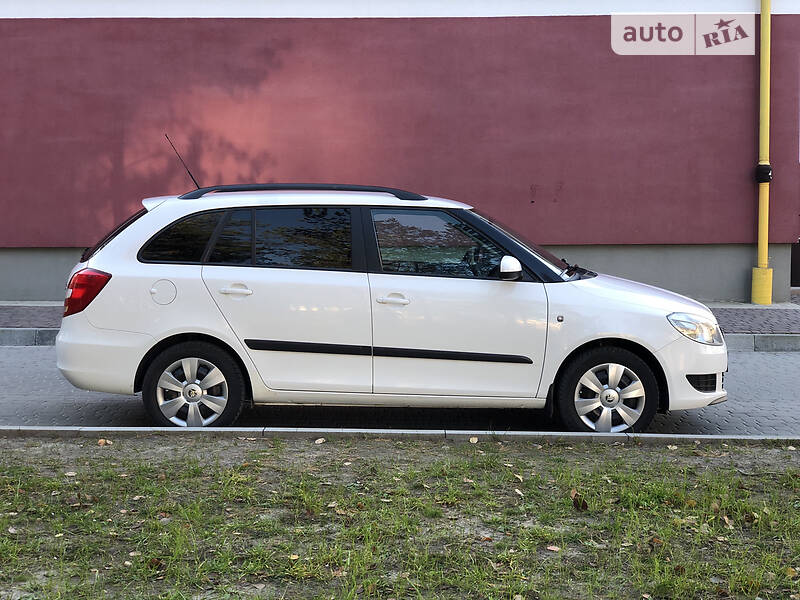 Універсал Skoda Fabia 2010 в Новояворівську