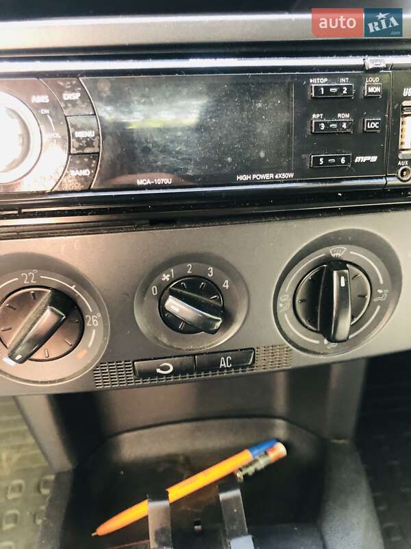 Седан Skoda Fabia 2006 в Чернівцях