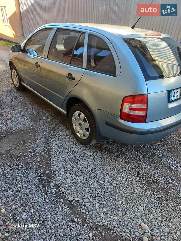 Хетчбек Skoda Fabia 2005 в Воловцю