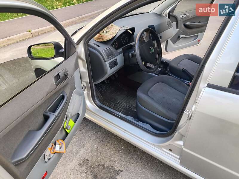 Седан Skoda Fabia 2003 в Киеве