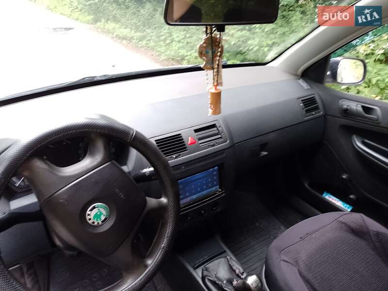 Хэтчбек Skoda Fabia 2005 в Каменке-Бугской