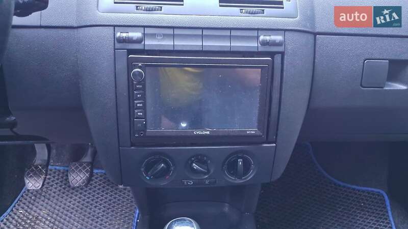 Хэтчбек Skoda Fabia 2003 в Луцке