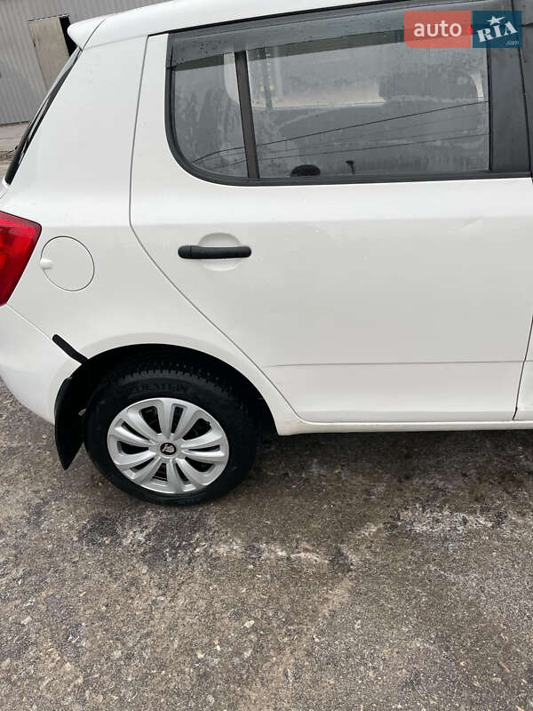 Хетчбек Skoda Fabia 2012 в Ромнах