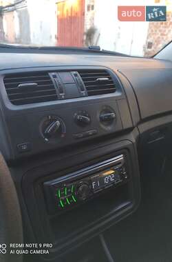 Хэтчбек Skoda Fabia 2012 в 