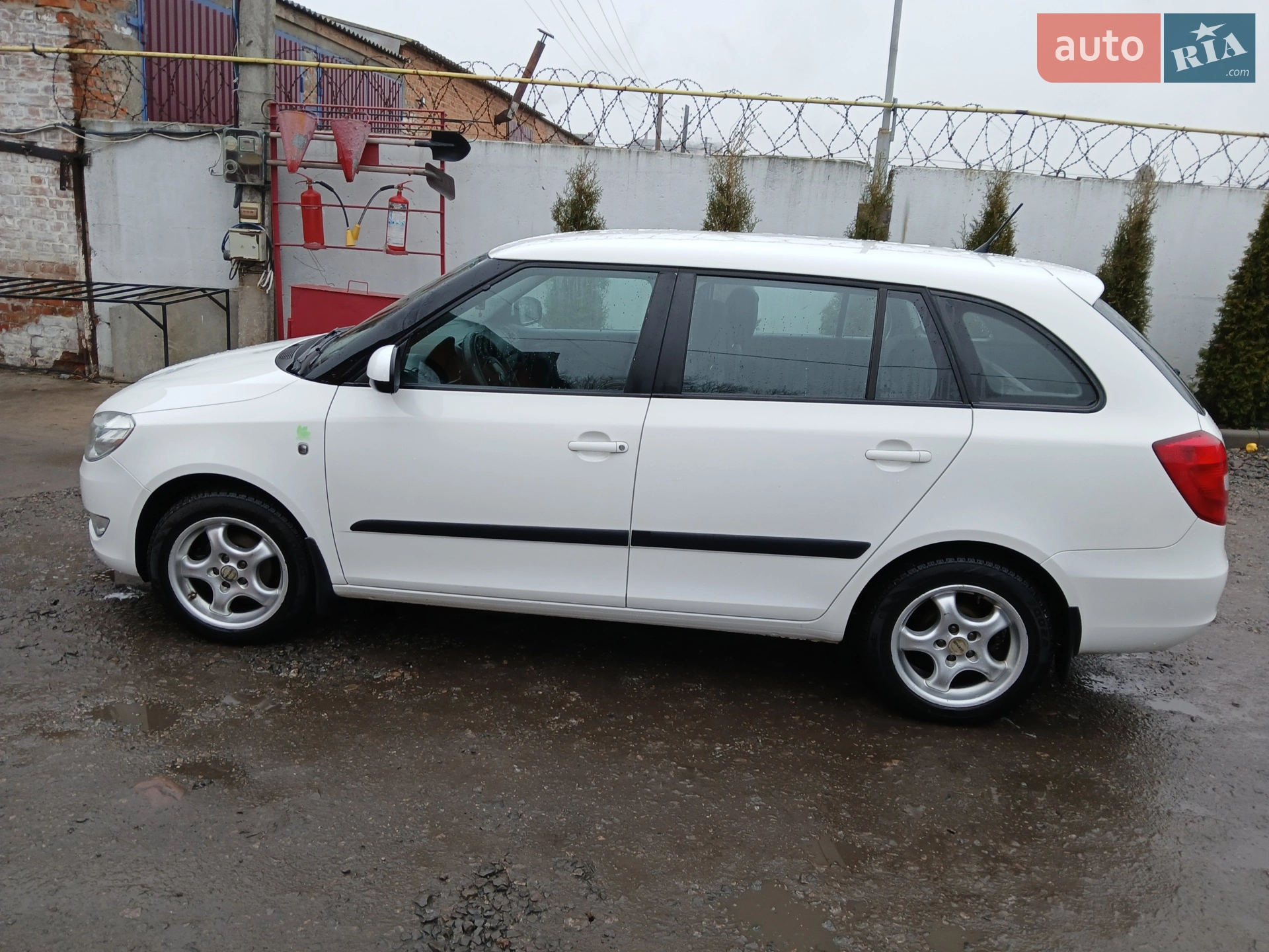 2011 Skoda Fabia - мініатюра 2