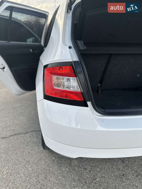 Хэтчбек Skoda Fabia 2014 в Сваляве