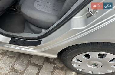 Хэтчбек Skoda Fabia 2002 в 