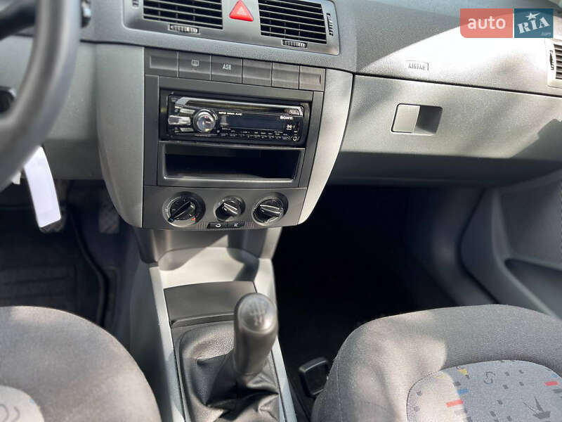 Хетчбек Skoda Fabia 2002 в Долині