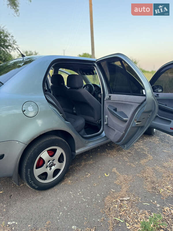 Седан Skoda Fabia 2002 в Ужгороде