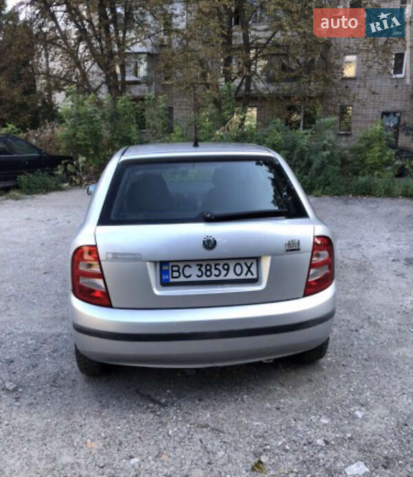 Хэтчбек Skoda Fabia 2003 в Днепре