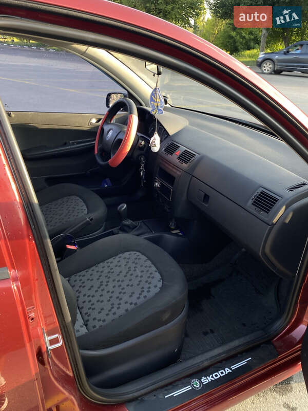 Хэтчбек Skoda Fabia 2006 в Вишневом фото 7 Хэтчбек Skoda Fabia 2006 в Вишневом