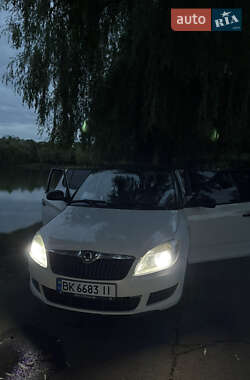 Хэтчбек Skoda Fabia 2011 в 
