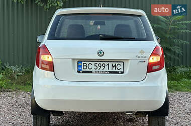 Хэтчбек Skoda Fabia 2011 в 