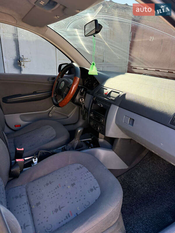 Хэтчбек Skoda Fabia 2003 в Киеве