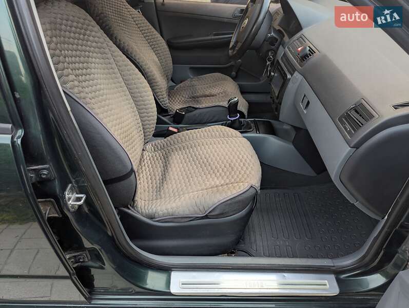 Седан Skoda Fabia 2002 в Хусте