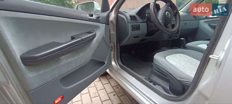 Хэтчбек Skoda Fabia 2002 в Луцке