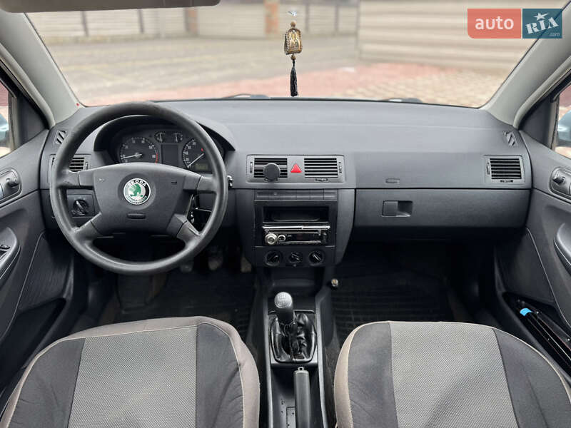 Седан Skoda Fabia 2003 в Черновцах