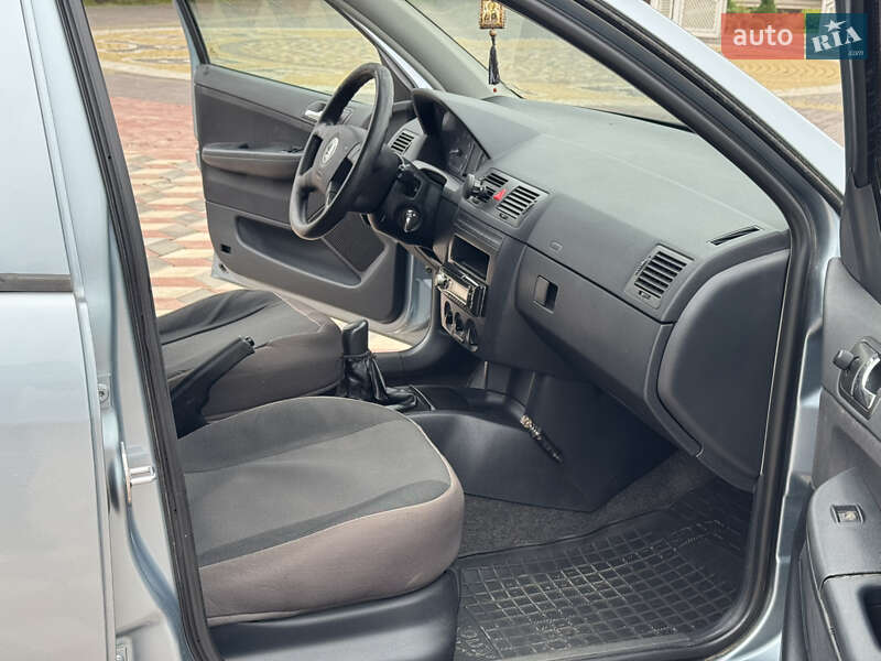 Седан Skoda Fabia 2003 в Черновцах