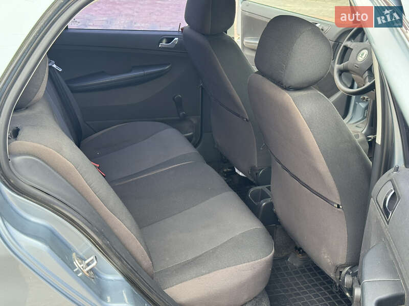 Седан Skoda Fabia 2003 в Черновцах