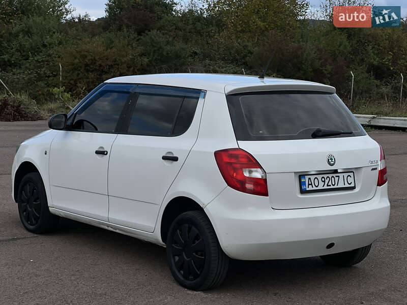 Хэтчбек Skoda Fabia 2011 в Ужгороде