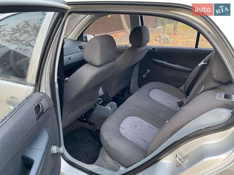 Хэтчбек Skoda Fabia 2004 в Сумах