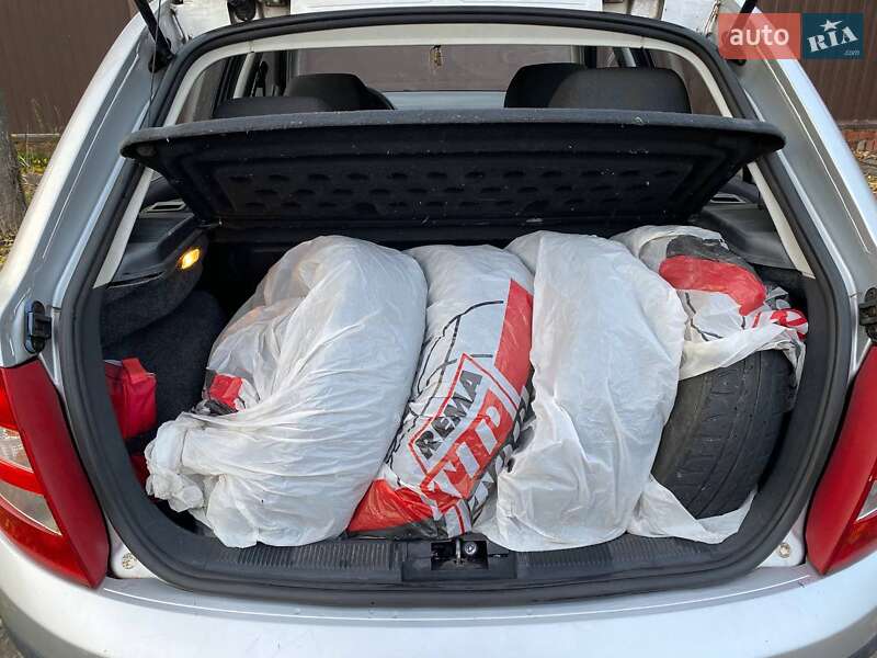 Хэтчбек Skoda Fabia 2004 в Сумах