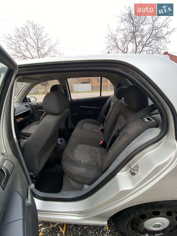 Хетчбек Skoda Fabia 2004 в Мукачевому