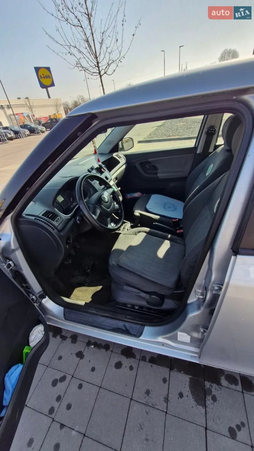 2011 Skoda Fabia - мініатюра 13
