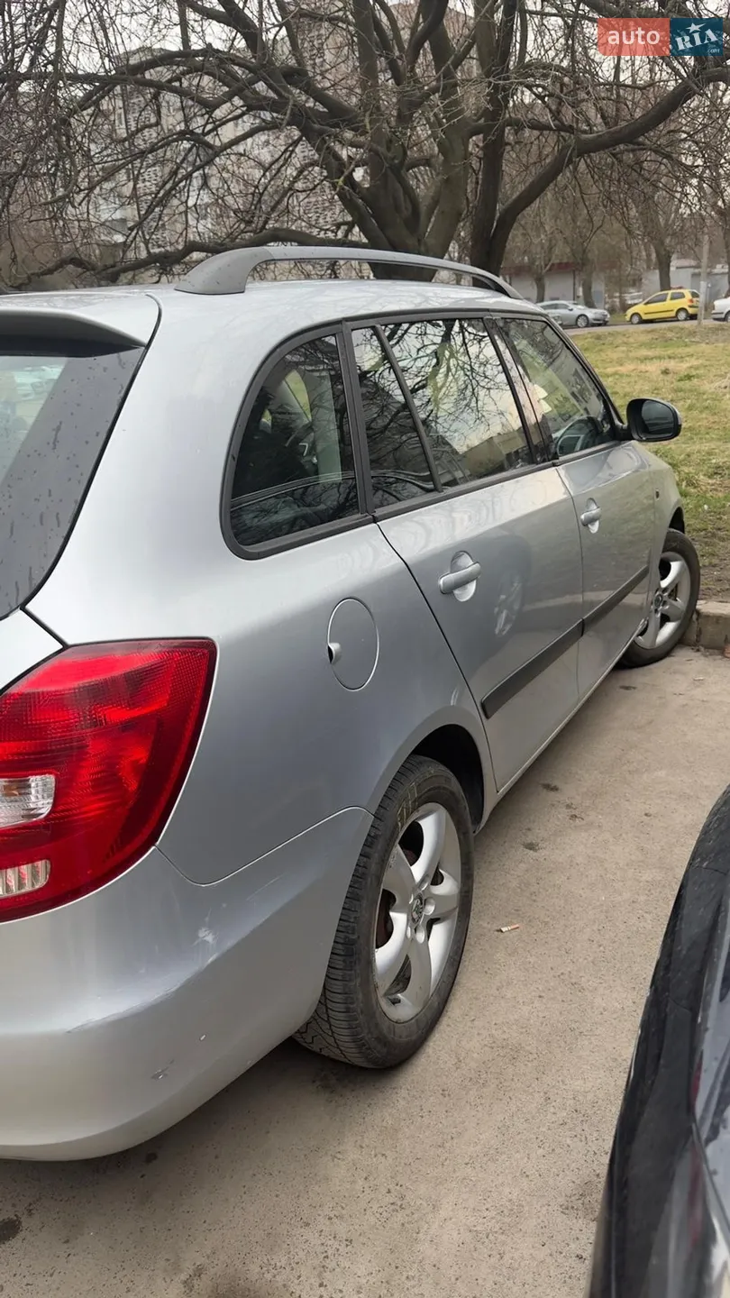 2010 Skoda Fabia - мініатюра 2