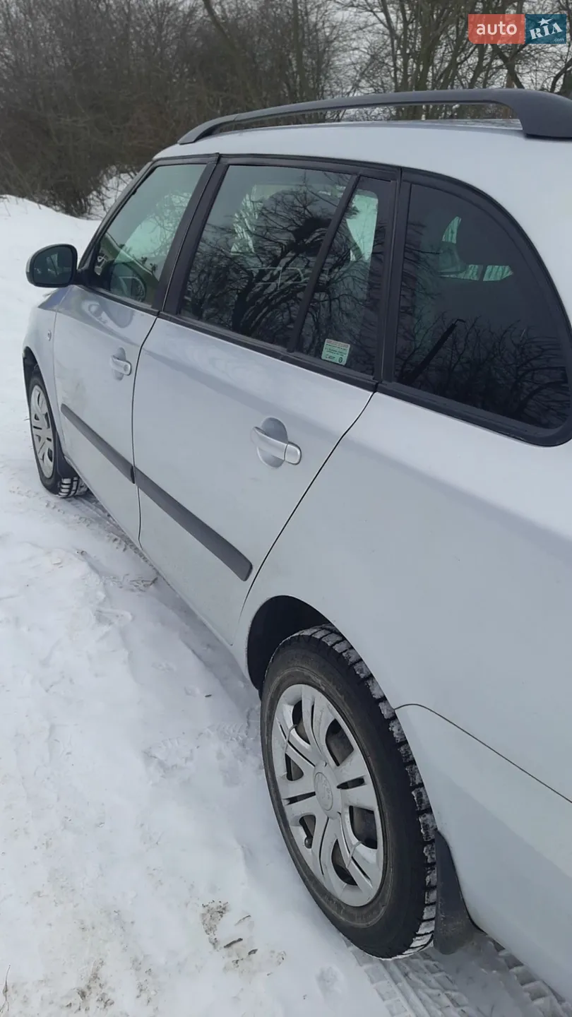 2011 Skoda Fabia - мініатюра 6