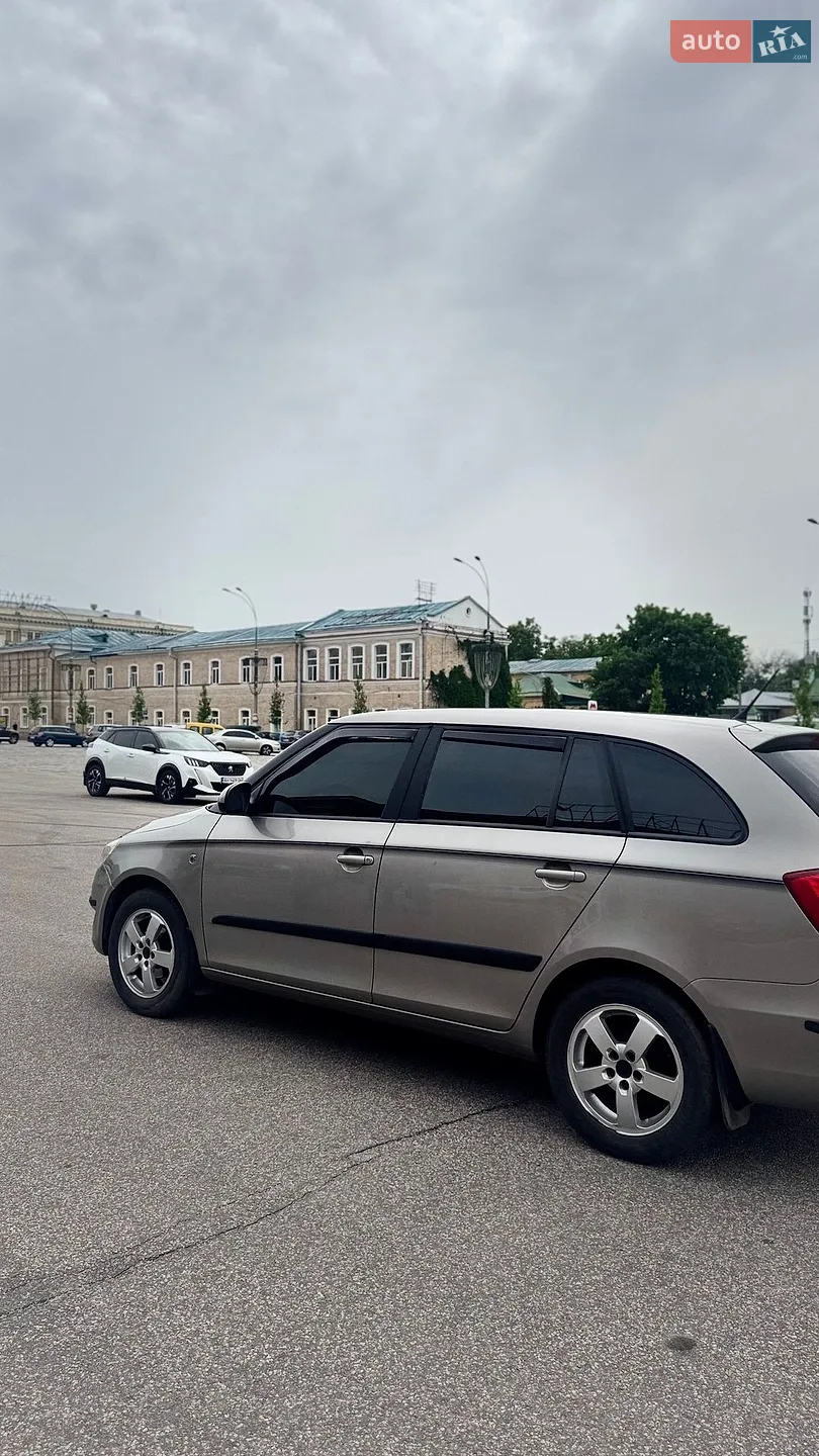 2012 Skoda Fabia - мініатюра 3