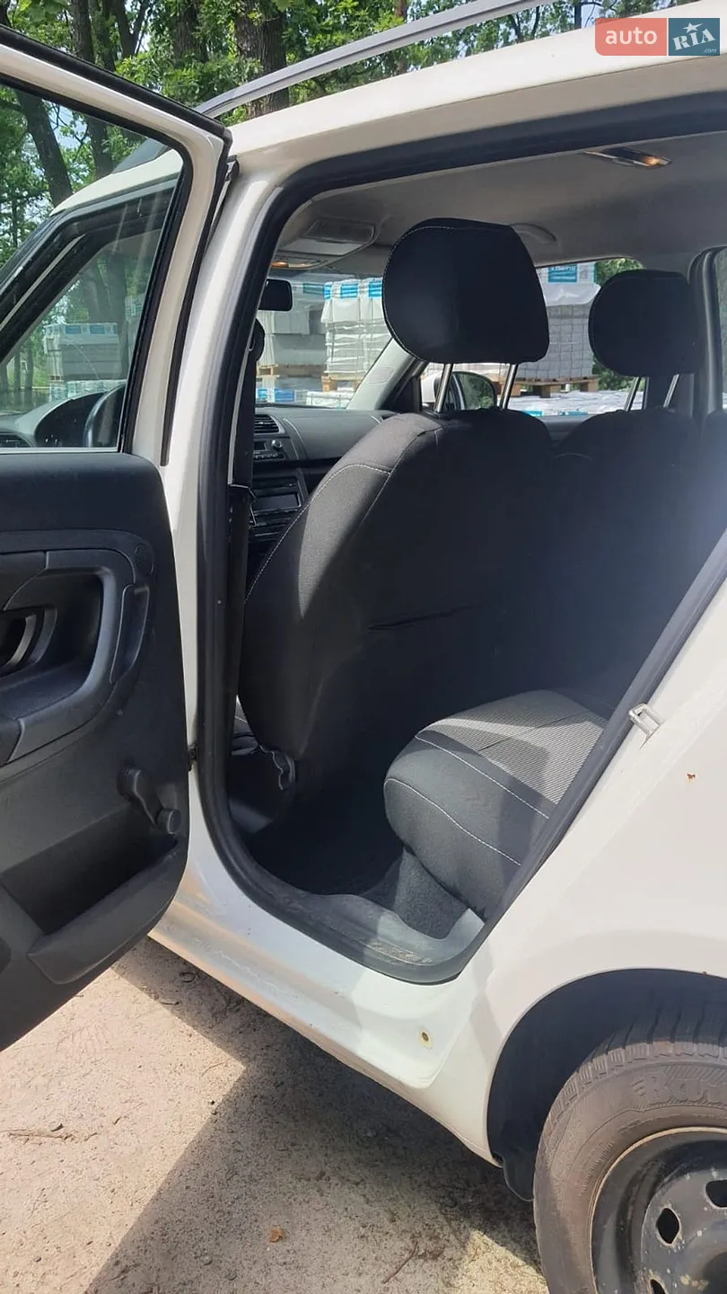 2010 Skoda Fabia - мініатюра 10