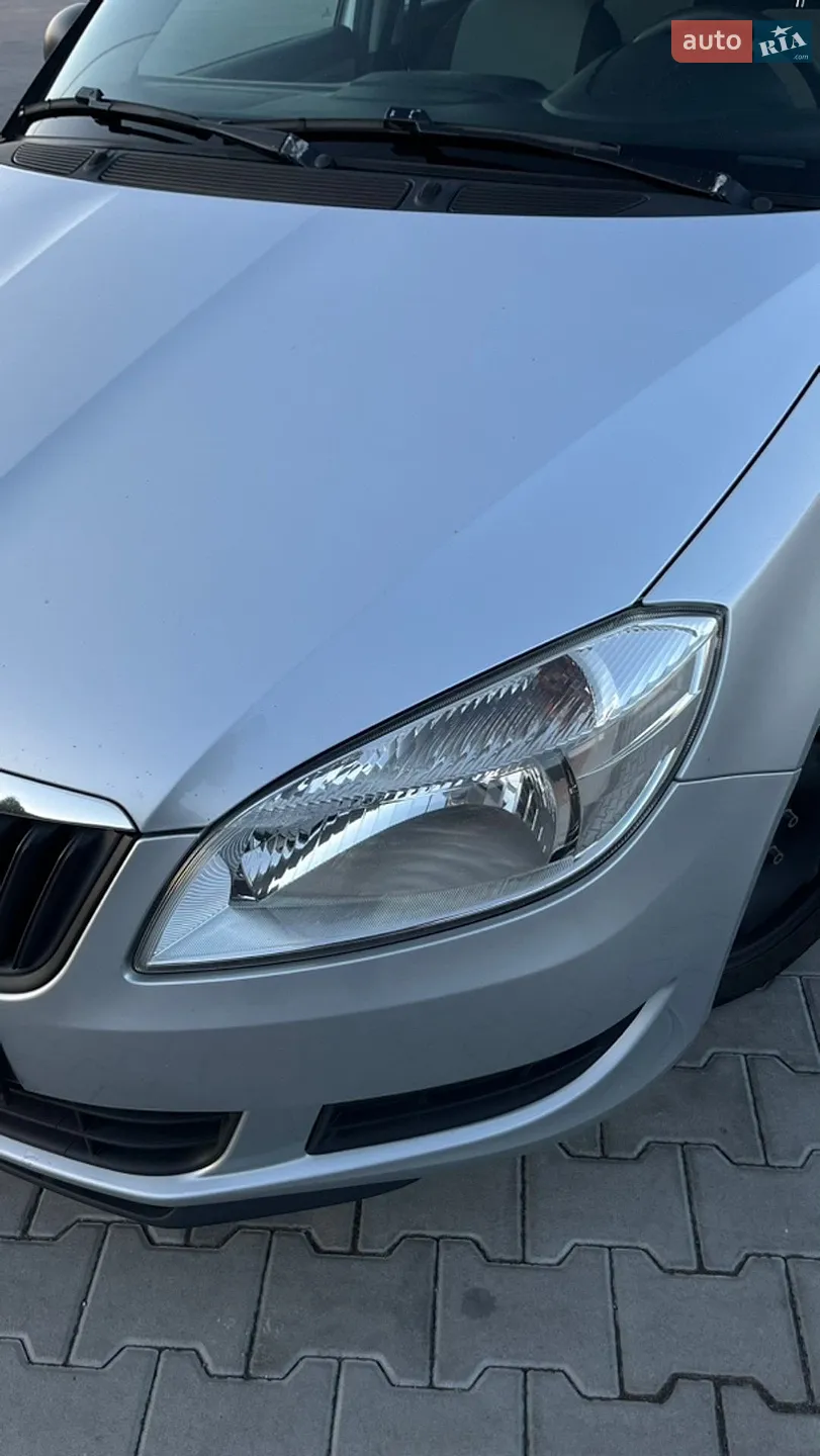 2011 Skoda Fabia - мініатюра 2