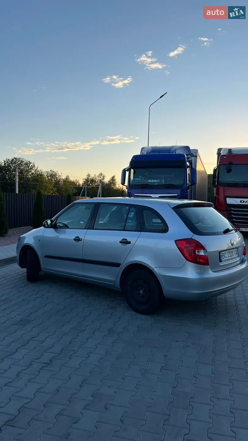 2011 Skoda Fabia - мініатюра 8