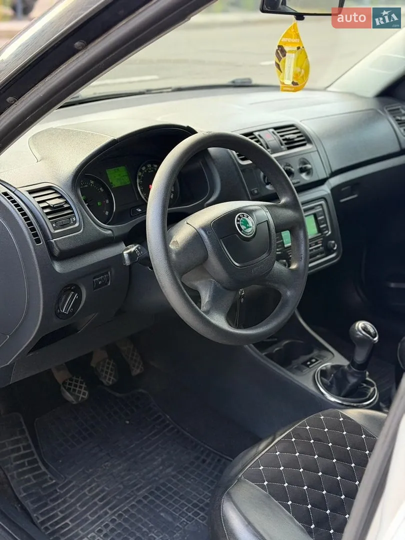 2011 Skoda Fabia - мініатюра 10