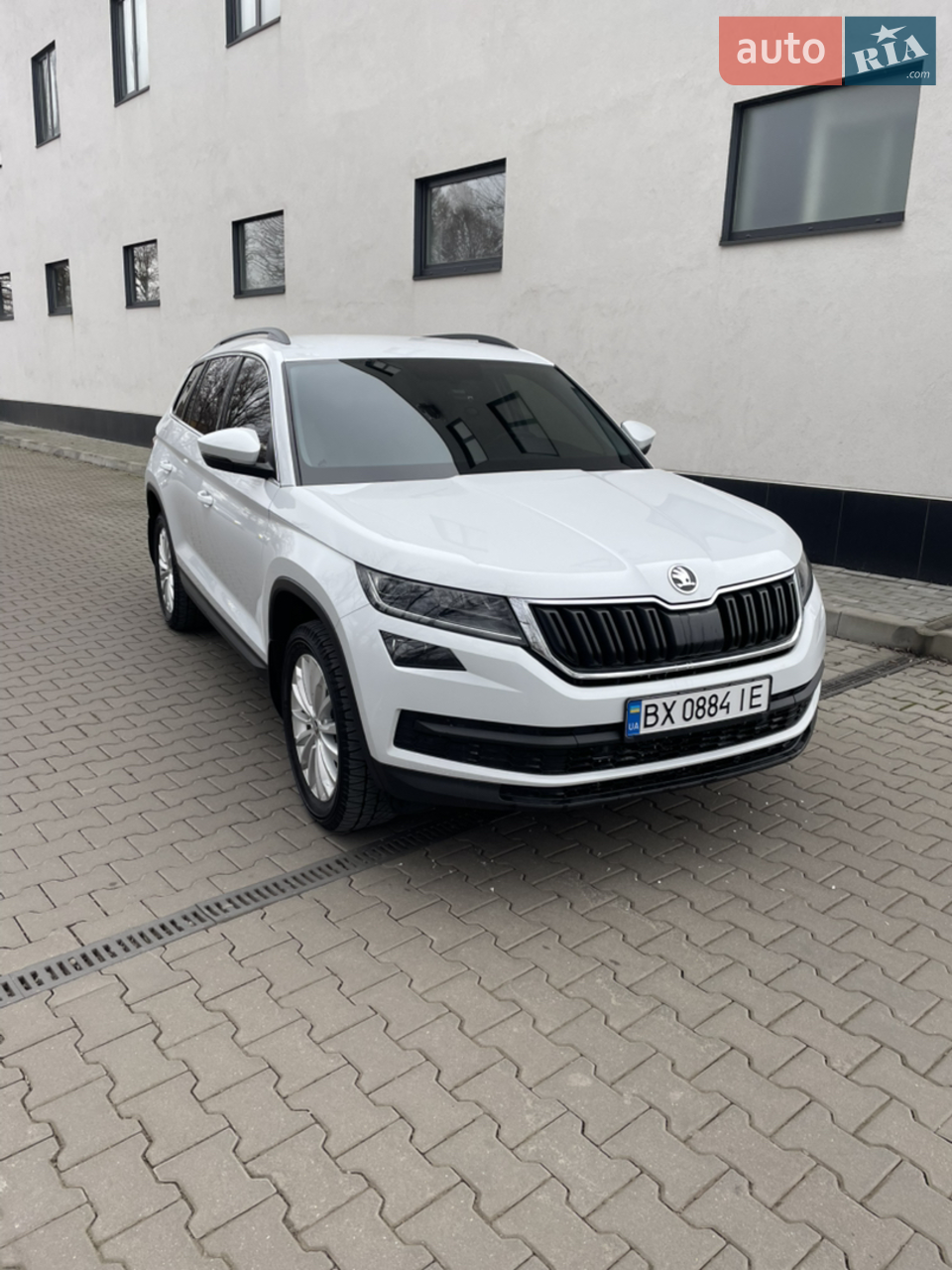 Продам офіційний , ПОВНІСТЮ ОБСЛУЖЕНИЙ АВТОМОБІЛЬ, ОБСЛУГОВУВАННЯ ВИКЛЮЧНО НА ОФІЦІЙНОМУ СЕРВІСІ ШКОДА, ВСЯ СЕРВІСНА ІСТОРІЯ ПРИСУТНЯ.
SKODA KODIAQ 4x4. 2.0 TSI, авто виїхало з автосалону у 2020 році.
ОРИГІНАЛЬНИЙ ТА ПІДТВЕРДЖЕНИЙ ПРОБІГ. АВТО БЕЗ ПІДКРАСІВ.
Тонування по колу плівкою LLumar, фари в бронеплівці, підігрів керма та передніх сидінь, електробагажник,
Full-Led фари з автоближнім та автодальнім , коробка DSG DQ500
7ст(мокра), фонова підсвітка салону,
електроскладання та підігрів дзеркал, асистент контролю дистанції спереду , дистронік з гальмуванням до повної зупинки, адаптивний круіз, Apple carplay та Android auto, датчик дощу, парктронік перед-зад, навігація, Bluetooth, 2 ключі. Все авто в рідній фарбі. Є вся історія обслуговування від покупки в автосалоні. Замінено мастило у двигуні, АКПП та редукторі з усіма фільтрами. Писати можна багато, тому телефонуйте та приїздіть . Усім гарного дня!
Можливий торг біля авто .