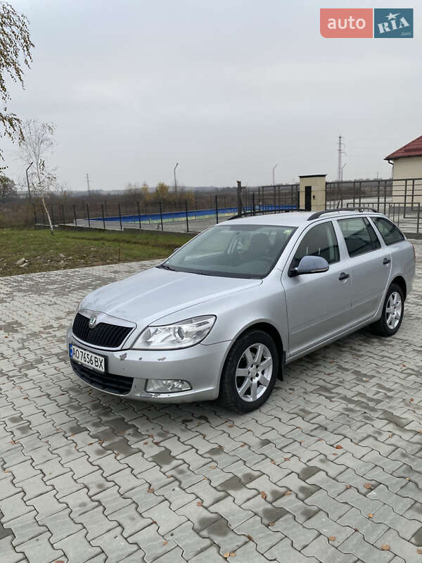 Универсал Skoda Octavia 2012 в Среднем