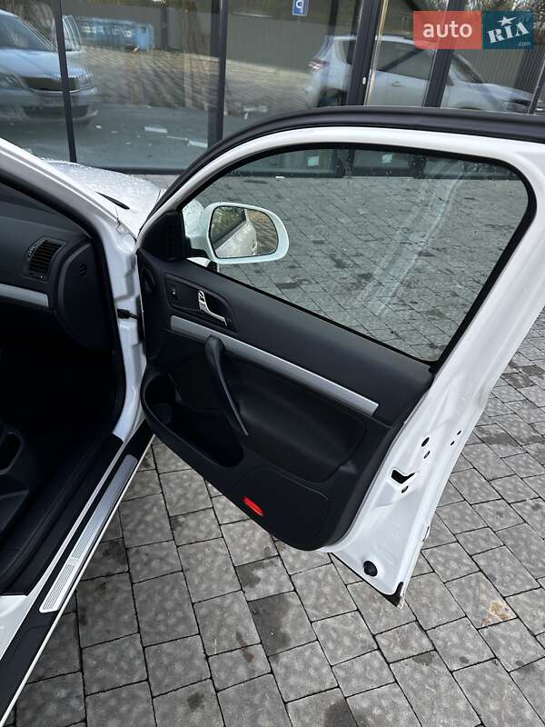 Універсал Skoda Octavia 2012 в Ужгороді