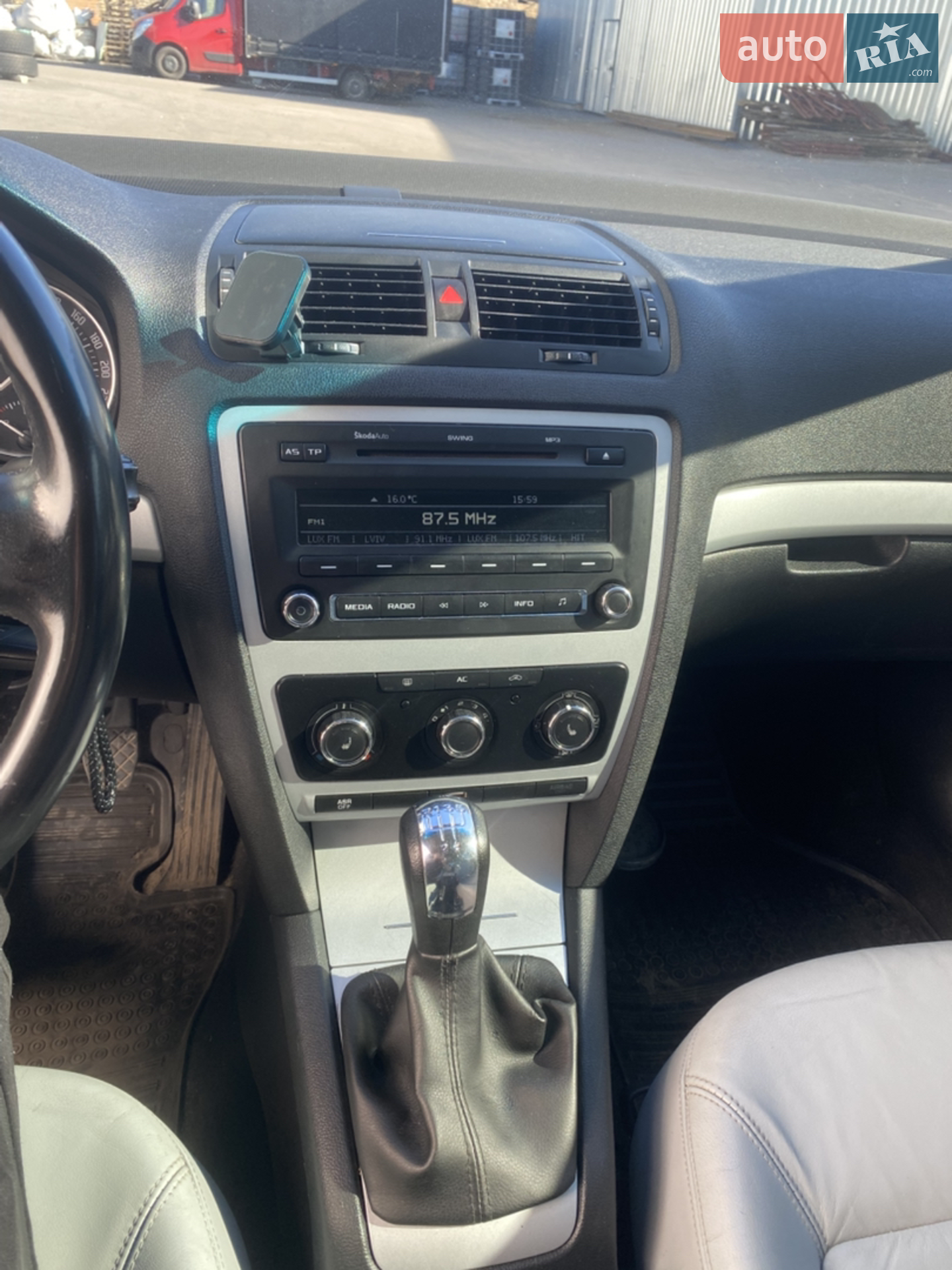 2010 Skoda Octavia - мініатюра 12