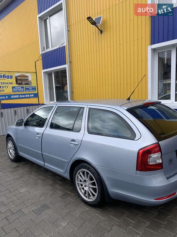 Універсал Skoda Octavia 2009 в Звягелі