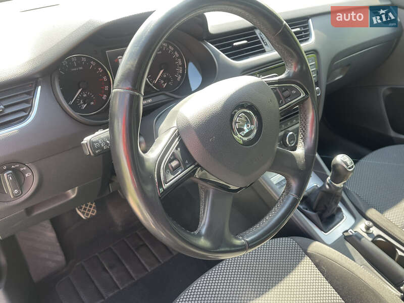 Универсал Skoda Octavia 2014 в Вишневом