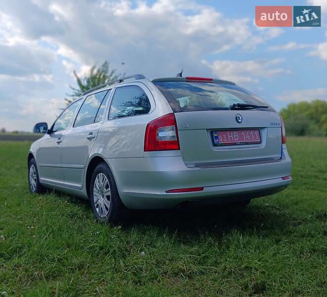 Универсал Skoda Octavia 2011 в Хороле