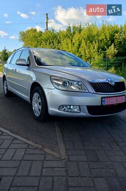 Универсал Skoda Octavia 2012 в Хороле