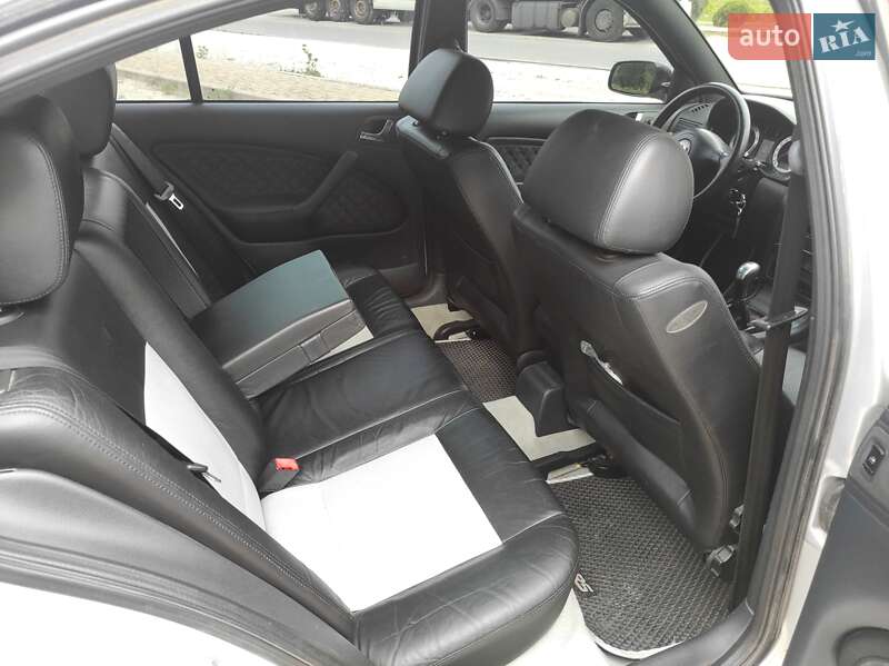 Лифтбек Skoda Octavia 2002 в Днепре